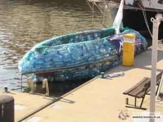 Човен з пляшок