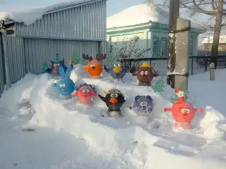 Смішарики з снігу