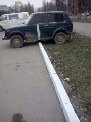 Справедлива покраска бардюрів!