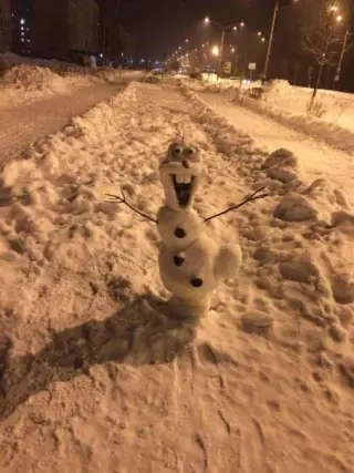 Веселий сніговик