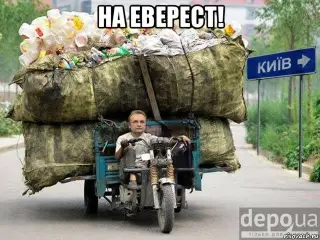 Садовий везе сміття