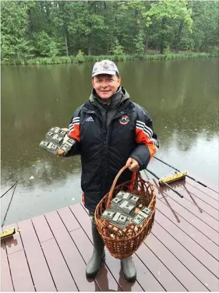 Знайшов під грибами