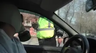 Водій у противогазі