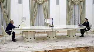 Тля і Макрона за столом