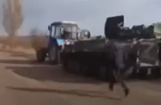 Українські селяни спиздили москальський танк на металолом